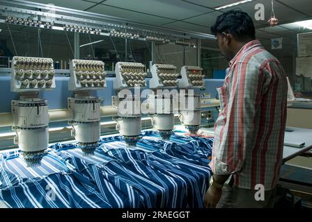 Computergestützte automatische Stickerei in einer Bekleidungsindustrie, Tiruppur Tirupur, Tamil Nadu, Südindien, Indien, Asien Stockfoto