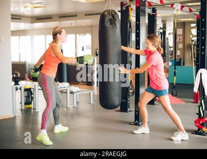 Junge gestresste Boxerin im Fitnesskurs Stockfoto