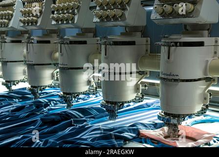 Computergestützte automatische Stickerei in einer Bekleidungsindustrie, Tiruppur Tirupur, Tamil Nadu, Südindien, Indien, Asien. Textil, Strickmode Stockfoto