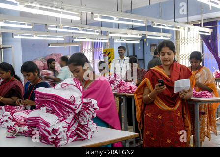 Arbeitende Frauen, Bekleidungsindustrie, Tiruppur Tirupur, Tamil Nadu, Südindien, Indien, Asien Stockfoto