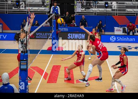 Volleyballnationalmannschaft Serbiens beim Volleyball Nations League-Spiel gegen Bulgarien am 2. Juli 2023 in Suwon, Südkorea Stockfoto