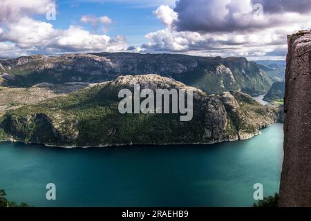 Preikestolen oder prekestolen oder Pulpit Rock ist eine berühmte Touristenattraktion in der Nähe von Stavanger, Norwegen. Preikestolen ist eine steile Klippe, steigt über den Stockfoto