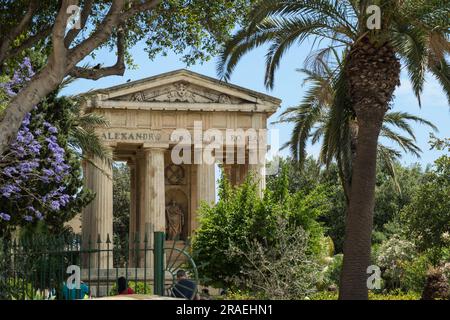 1810 neoklassizistisches Denkmal für Sir Alexander Ball in den unteren Barrakka-Gärten in Valletta, Malta. Sir Alexander Ball war britischer Admiral A. Stockfoto