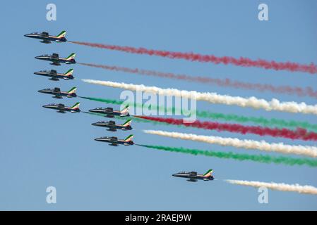 Das italienische Air-Display-Team Frecce Tricolori fliegt in Formation mit rot-weißen und grünen Rauchpfaden Stockfoto