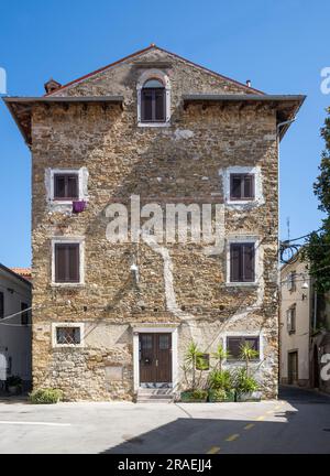 Koper, Slowenien. 2. Juli 2023. Ein altes Haus im Stadtzentrum Stockfoto