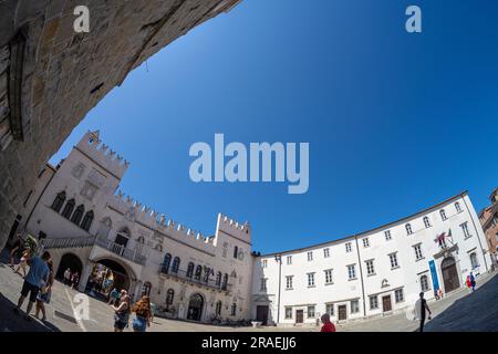 Koper, Slowenien. 2. Juli 2023. Blick aus der Fischperspektive auf den Titov-Platz im Stadtzentrum Stockfoto