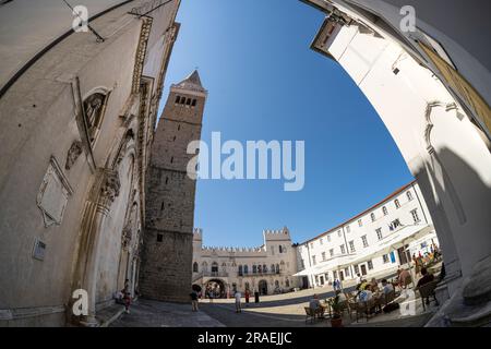 Koper, Slowenien. 2. Juli 2023. Blick aus der Fischperspektive auf den Titov-Platz im Stadtzentrum Stockfoto