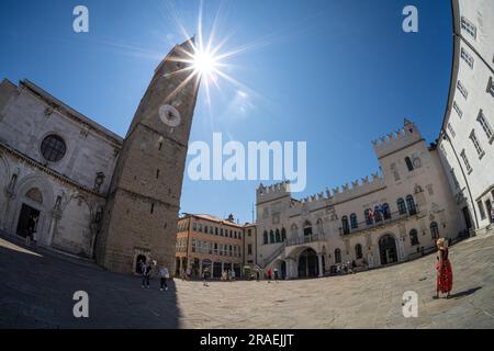 Koper, Slowenien. 2. Juli 2023. Blick aus der Fischperspektive auf den Titov-Platz im Stadtzentrum Stockfoto