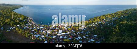 Das Sonnenlicht am Morgen erleuchtet ein Fischerdorf auf der wunderschönen Insel Moyo, die sich direkt vor der Nordküste Sumbawas in Indonesien befindet. Stockfoto