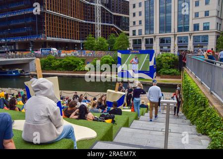 London, Großbritannien. 3. Juli 2023 Zu Beginn der diesjährigen Tennismeisterschaft sehen die Massen Wimbledon auf einer großen Leinwand neben dem Regent's Canal in King's Cross. Stockfoto