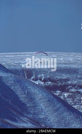 Para- und Drachenflieger über Rushup Edge, Edale Derbyshire, England Stockfoto