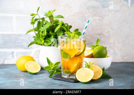 Eistee. Sommergetränk mit Zitrone, Limette, Minze und Eis, kalte Limonade. Stockfoto