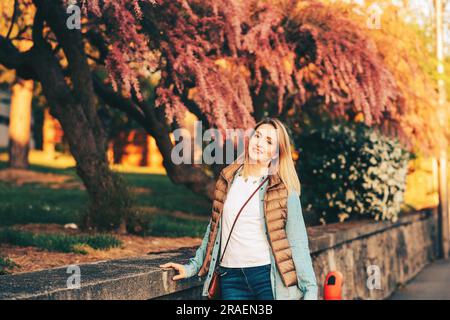 Frühlingsporträt einer eleganten jungen Frau mit Jeansshirt Stockfoto