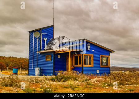 Ushuaia, Argentinien; April 12 2022: Polizeistation inmitten einer trockenen, trostlosen Landschaft, ushuaia, tierra del fuego, argentinien Stockfoto