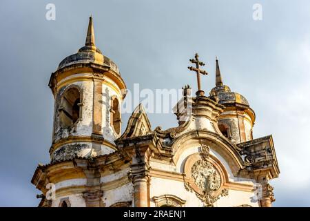 Details der Fassade und Türme einer historischen barocken Kirche in der Stadt Ouro Preto im Bundesstaat Minas Gerais Stockfoto