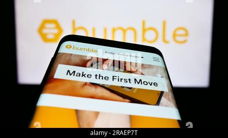 Mobiltelefon mit Webseite des US-amerikanischen Online-Dating-Unternehmens Bumble Inc. Auf dem Bildschirm vor dem Firmenlogo. Fokus auf oberer linker Seite des Telefondisplays. Stockfoto