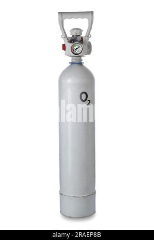 Tragbarer Sauerstofftank mit Manometer und Sauerstoffstromregler. Weißer medizinischer Sauerstofftank, isoliert auf weiß, mit Clipping-Pfad im Lieferumfang enthalten Stockfoto