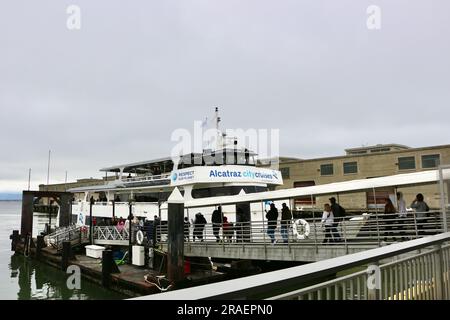 Touristen steigen an Bord des Atlantic Clipper Touristenbootes am Pier 33 auf dem Weg zur Insel Alcatraz und zum Gefängnis San Francisco Kalifornien USA Stockfoto