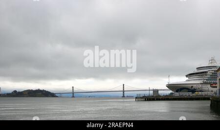 Bay Bridge und das Kreuzfahrtschiff Ruby Princess legten in San Francisco Kalifornien USA an Stockfoto