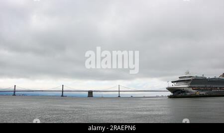 Bay Bridge und das Kreuzfahrtschiff Ruby Princess legten in San Francisco Kalifornien USA an Stockfoto