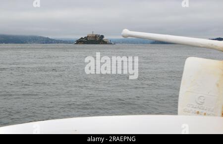 Auf dem Weg zum Bundesgefängnis Alcatraz an Bord einer Alcatraz City Cruises mit dem Hornblower Touristenboot San Francisco Kalifornien USA Stockfoto