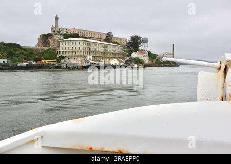 Wir nähern uns dem Bundesgefängnis Alcatraz an Bord einer Alcatraz City Cruises mit dem Hornblower Touristenboot San Francisco Kalifornien USA Stockfoto