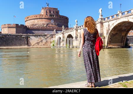 Touristen schauen auf das Castel Sant'Angelo, Erwachsene Mädchen gehen in Rom, Italien, Europa. Junge Frau besucht die berühmte Burg von Rom im Sommer, Menschen reisen in Rom Stockfoto