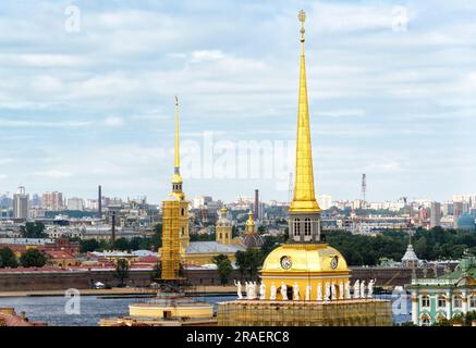 Goldene Türme der Admiralität und Peter-und-Paul-Kathedrale, Sankt Petersburg, Russland. Skyline von St. Petersburg am Sommermorgen. Historische Gebäude weiter Stockfoto