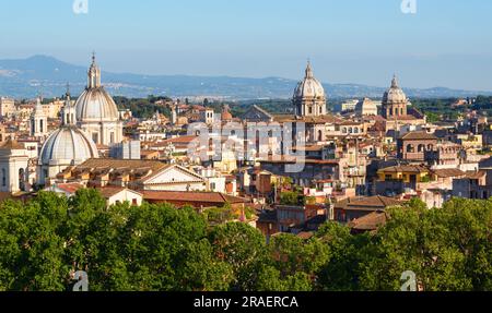 Die Skyline von Rom, Italien, Europa. Malerischer Blick auf römische Gebäude im Hintergrund der Berge. Wunderschönes Stadtbild von Rom im Sommer. Schöne Landschaft des alten Roma Stockfoto