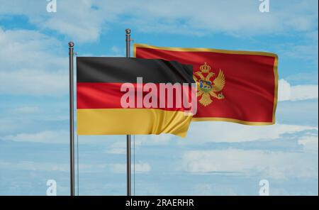 Die Flagge Montenegros und Deutschlands, die im Wind am blauen Himmel schweben, ist ein Konzept der Zusammenarbeit zwischen zwei Ländern Stockfoto