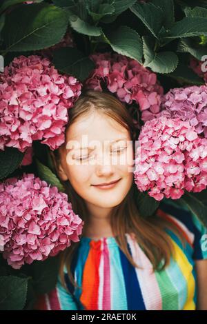 Hübsches Mädchen, Porträt mit rosa Hortensien. Augen zu Stockfoto