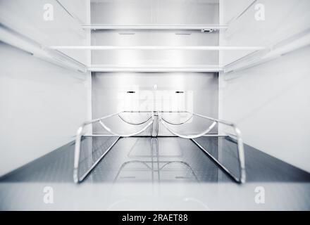 Weinflaschenhalter im Kühlfach. Ein leerer Kühlschrank. In einem leeren, sauberen Kühlschrank, danach in einem Kühlfach Stockfoto