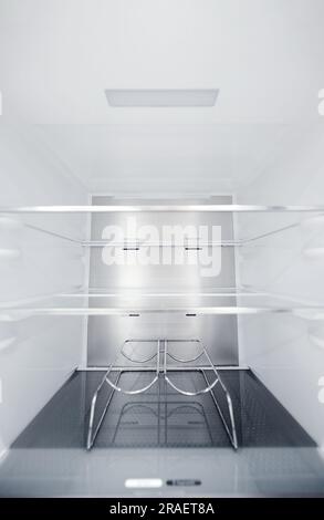 Weinflaschenhalter im Kühlfach. Ein leerer Kühlschrank. In einem leeren, sauberen Kühlschrank, danach in einem Kühlfach Stockfoto