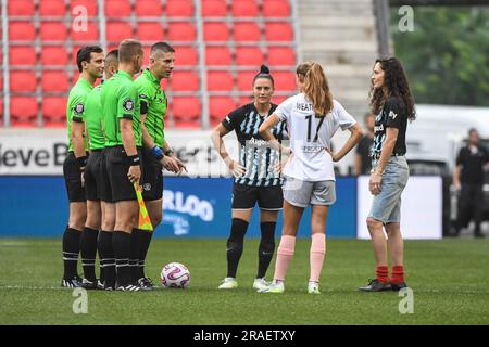 Harrison, Usa. 02. Juli 2023. Harrison, New Jersey, Juli 2. 2023: Kapitän des Gotham FC Ali Krieger (11 Gotham FC), Kapitän des Angel City FC Dani Weatherholt (17 Angel City FC), Und der Ehrenmann Sue Bird während des Münzwurfs beim Spiel der National Womens Soccer League zwischen Gotham FC und Angel City FC in der Red Bull Arena in Harrison, USA (NUR REDAKTIONELLE VERWENDUNG). (Rebekah Wynkoop/SPP) Guthaben: SPP Sport Press Photo. Alamy Live News Stockfoto