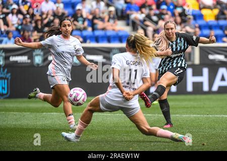 Harrison, Usa. 02. Juli 2023. Harrison, New Jersey, Juli 2. 2023: Sarah Gorden (11 Angel City FC) verteidigt einen Torschuss von Delanie Sheehan (17 Gotham FC) während des Spiels der National Womens Soccer League zwischen dem Gotham FC und dem Angel City FC in der Red Bull Arena in Harrison, USA (NUR REDAKTIONELLE VERWENDUNG). (Rebekah Wynkoop/SPP) Guthaben: SPP Sport Press Photo. Alamy Live News Stockfoto