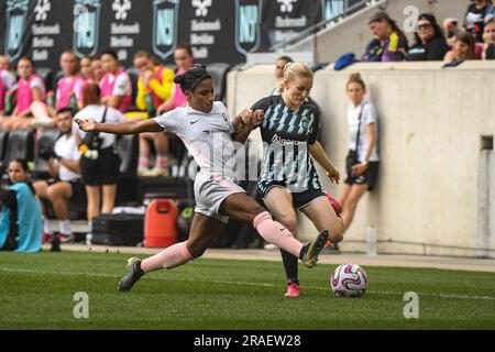 Harrison, Usa. 02. Juli 2023. Harrison, New Jersey, Juli 2. 2023: Jasmyne Spencer (3 Angel City FC) und Jenna Nighswonger (32 Gotham FC) während des Spiels der National Womens Soccer League zwischen Gotham FC und Angel City FC in der Red Bull Arena in Harrison, USA (NUR REDAKTIONELLE VERWENDUNG). (Rebekah Wynkoop/SPP) Guthaben: SPP Sport Press Photo. Alamy Live News Stockfoto