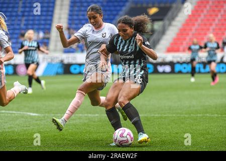 Harrison, Usa. 02. Juli 2023. Harrison, New Jersey, Juli 2. 2023: Madison Hammond (99 Angel City FC) und Yazmeen Ryan (18 Gotham FC) während des Spiels der National Womens Soccer League zwischen Gotham FC und Angel City FC in der Red Bull Arena in Harrison, USA (NUR REDAKTIONELLE VERWENDUNG). (Rebekah Wynkoop/SPP) Guthaben: SPP Sport Press Photo. Alamy Live News Stockfoto