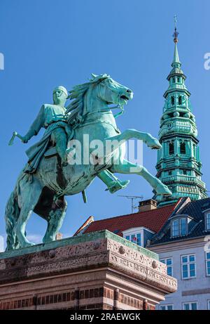 Kopenhagen, Dänemark - 15. September 2010: Reiterstatue von Absalon Closeup steht auf Hojbro Plads unter blauem Himmel. Nikolaj Kunsthallen von der Kirche Stockfoto