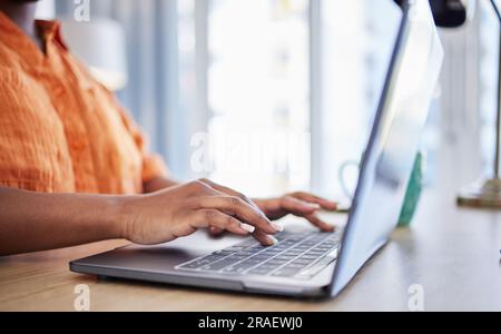 Hände, Redakteure oder Schriftstellerinnen, die auf einem Laptop tippen, um sich per E-Mail zu vernetzen oder Online-Recherchen über die Tastatur durchzuführen. Nahaufnahme, digitale oder weibliche Werbetexte im Blog Stockfoto