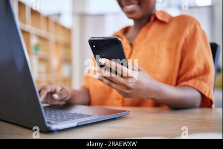 Telefon, Laptop oder Hände einer glücklichen Frau in sozialen Netzwerken, um Nachrichten zu suchen oder SMS zu senden. Nachrichten, Surfen oder Redakteure schreiben, schreiben oder überprüfen Stockfoto