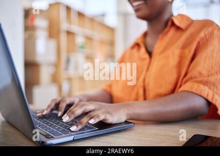 Hände, Schriftsteller oder glückliche Frau, die auf dem Laptop tippt, um sich per E-Mail zu vernetzen oder Online-Recherchen über die Tastatur durchzuführen. Nahaufnahme, digitale oder weibliche Werbetexte bearbeiten Stockfoto