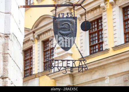 Lemberg, Ukraine - 29. Juni 2023: Das Zeichen des Pharmazie-Museums in Lemberg, Ukraine Stockfoto