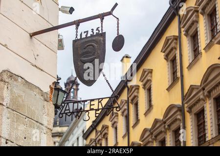 Lemberg, Ukraine - 29. Juni 2023: Das Zeichen des Pharmazie-Museums in Lemberg, Ukraine Stockfoto