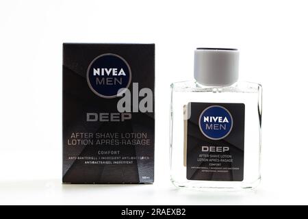 Berlin - 30. Juni 2023: Nivea Men Deep After Shave Lotion auf weißem Hintergrund Stockfoto