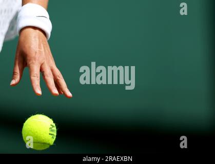 London, Großbritannien. 3. Juli 2023. Victoria Azarenka aus Belarus tritt am 3. Juli 2023 bei der Wimbledon Tennis Championship in London in der 1. Runde der Frauen-Singles gegen Yuan Yue aus China an. Kredit: Li Ying/Xinhua/Alamy Live News Stockfoto