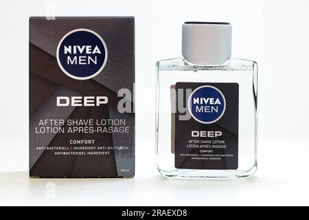 Berlin - 30. Juni 2023: Nivea Men Deep After Shave Lotion auf weißem Hintergrund Stockfoto