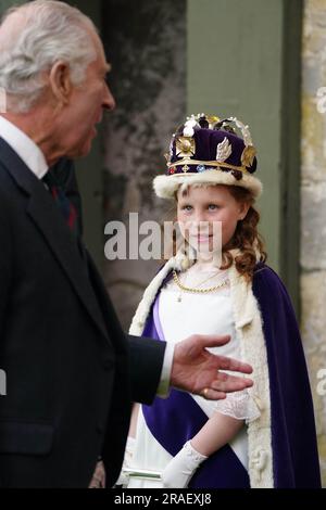 König Karl III. Begrüßt die Bo'ness Fair Queen, Lexi Schottland, während seines Besuchs im Kinneil House in Edinburgh, der ersten Holyrood Woche seit seiner Krönung. Foto: Montag, 3. Juli 2023. Stockfoto