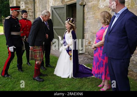 König Karl III. Begrüßt die Bo'ness Fair Queen, Lexi Schottland, während seines Besuchs im Kinneil House in Edinburgh, der ersten Holyrood Woche seit seiner Krönung. Foto: Montag, 3. Juli 2023. Stockfoto