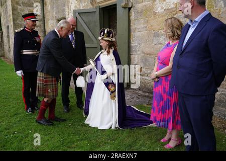 König Karl III. Begrüßt die Bo'ness Fair Queen, Lexi Schottland, während seines Besuchs im Kinneil House in Edinburgh, der ersten Holyrood Woche seit seiner Krönung. Foto: Montag, 3. Juli 2023. Stockfoto