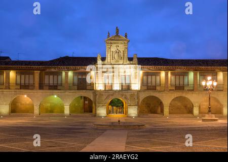 Enthüllen Sie das exquisite Santo Domingo de la Calzada Rathaus in der malerischen Region La Rioja in Spanien Stockfoto